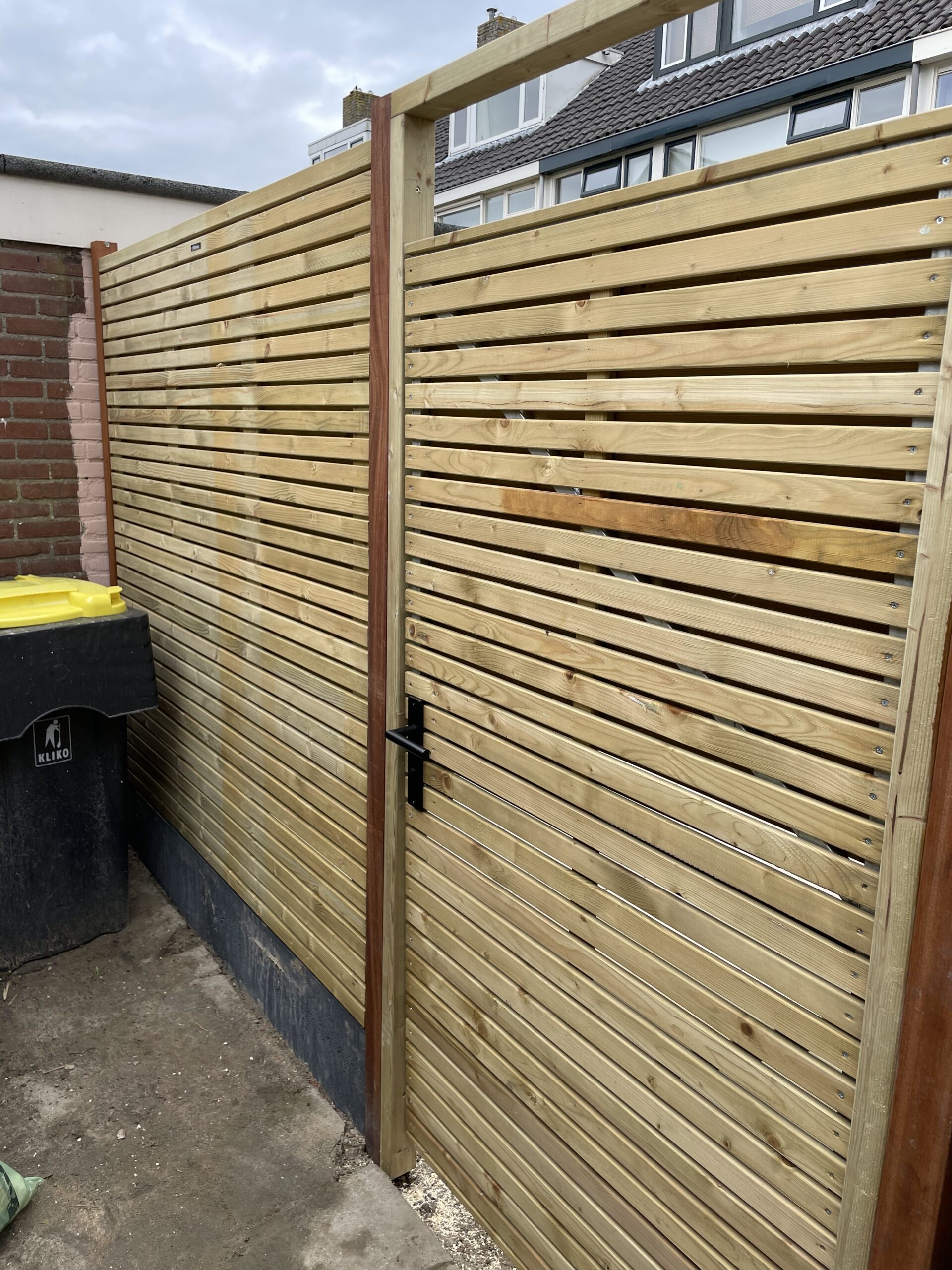 Douglas houten deur met bijpassende Douglas schutting in tuin