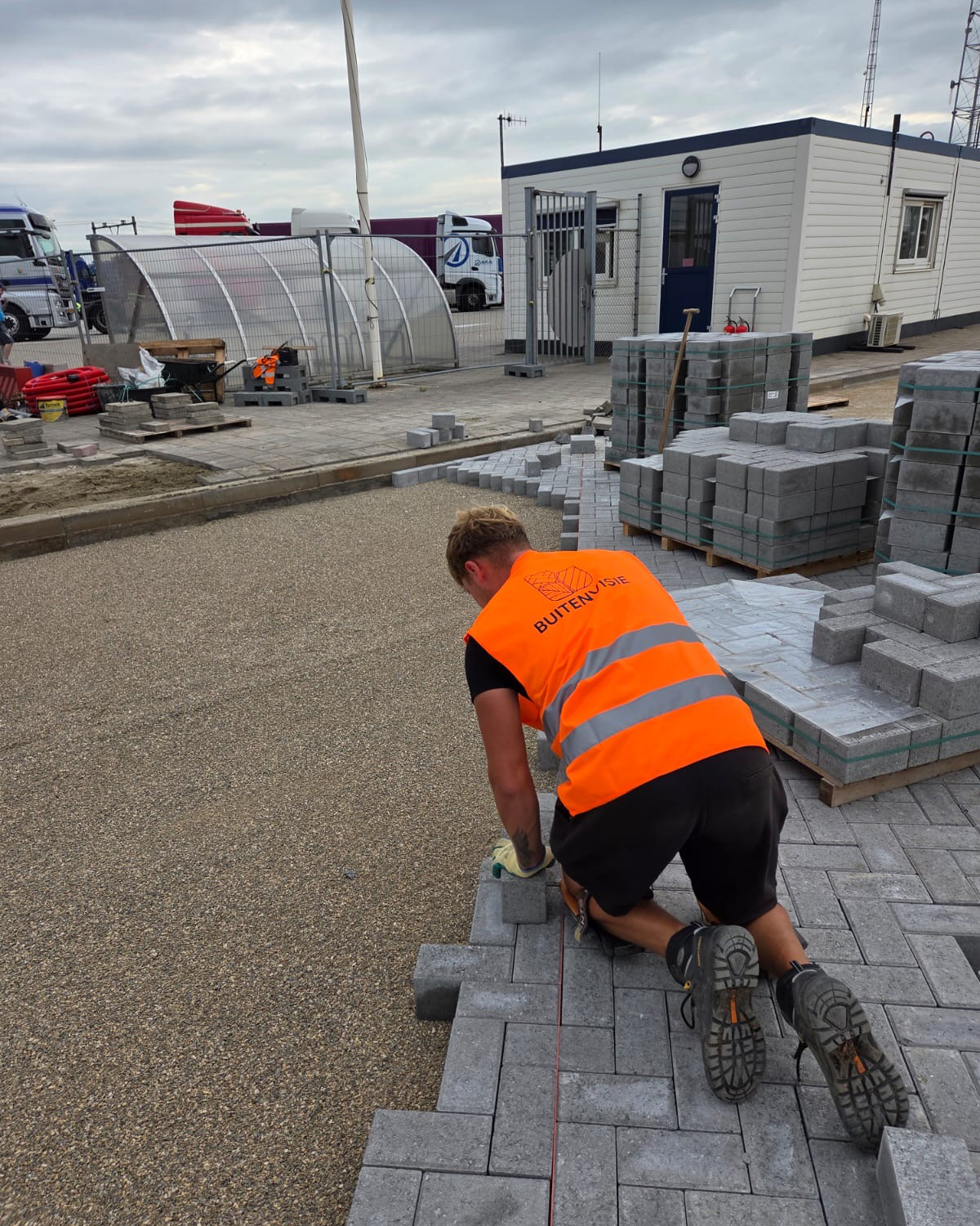 Stratenmaker aan het bestraten in keperverband met vakmanschap