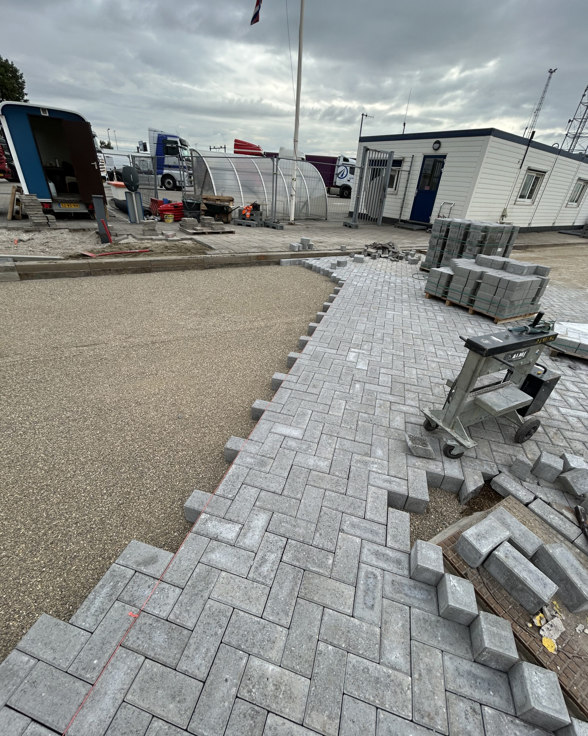Bestrating in keperverband met klinkerknipper en pallet klinkers