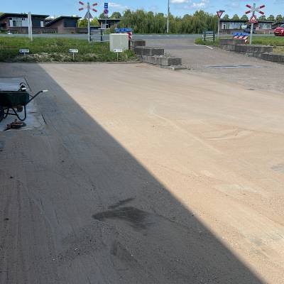 Ingeveegde klinkerbestrating in strak verband op een bedrijfsterrein, duurzaam en onderhoudsvriendelijk voor zakelijke buitenruimtes.